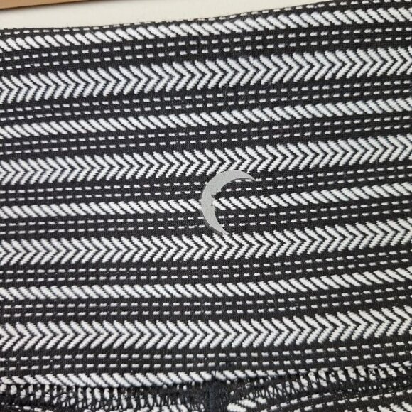 𝅺zyia Active Chevron Striped Crop Leggings High Rise Black White 6-8 - Picture 5 of 10